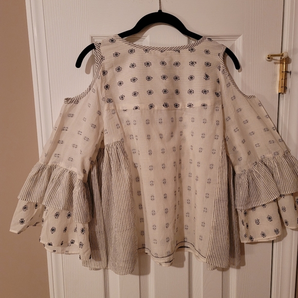 NWT Chelsea & Violet open shoulder layered flare sleeve top. Size M - Picture 2 of 4